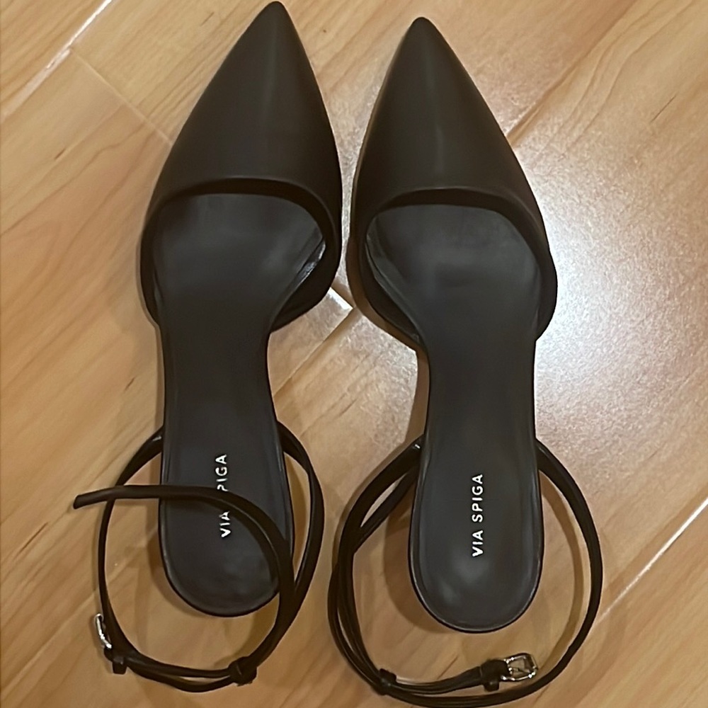 Via Spiga Ankle Strap Kitten a pointy heels